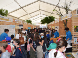 Centos de estudantes entusiasmados na Feira da Ciencia de Soutomaior